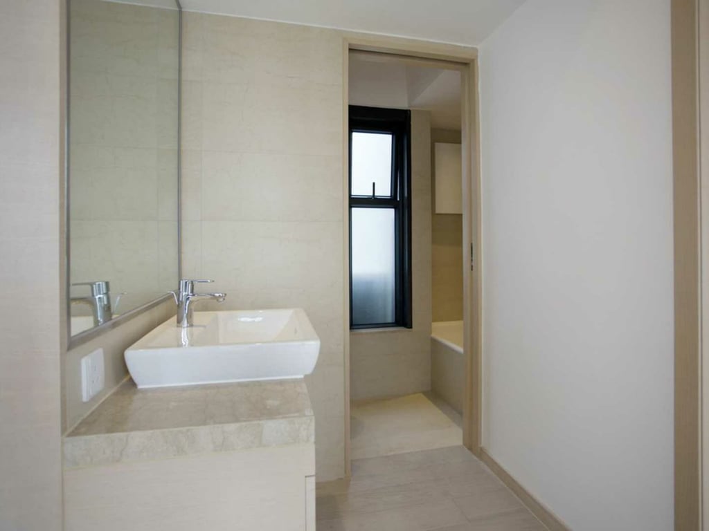 https://img.propertyraptor.com/cdn-cgi/imagedelivery/KD5bF_AFL0JDTbKLWF7z9g/ap8/ap8_001/hornet/prp/img/3f975bb64b08d9ef18625477079969a7.jpg/public