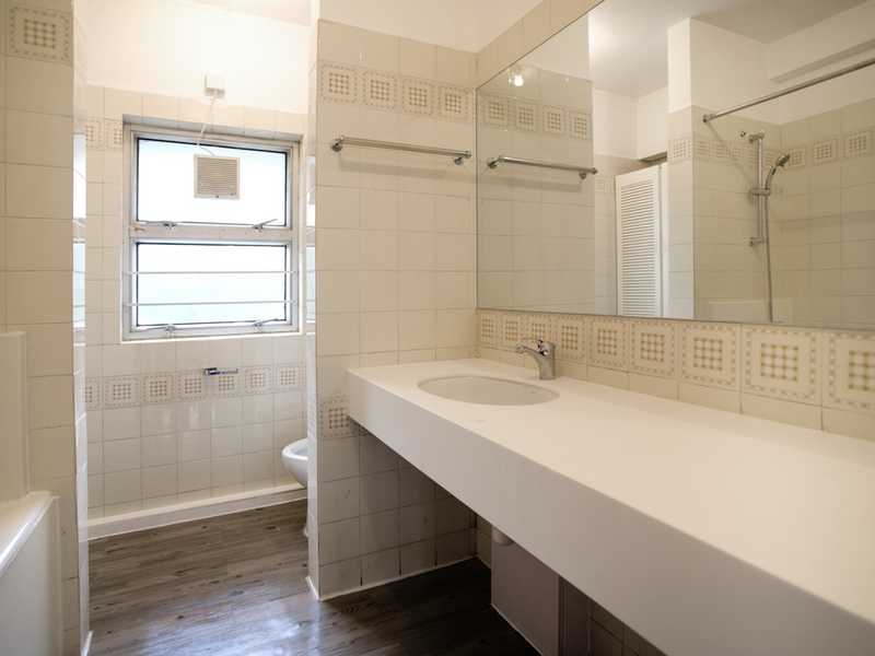 https://img.propertyraptor.com/cdn-cgi/imagedelivery/KD5bF_AFL0JDTbKLWF7z9g/ap8/ap8_001/hornet/prp/img/3fd2e0a8be9275589a30dfbb093b9f4a.jpg/public