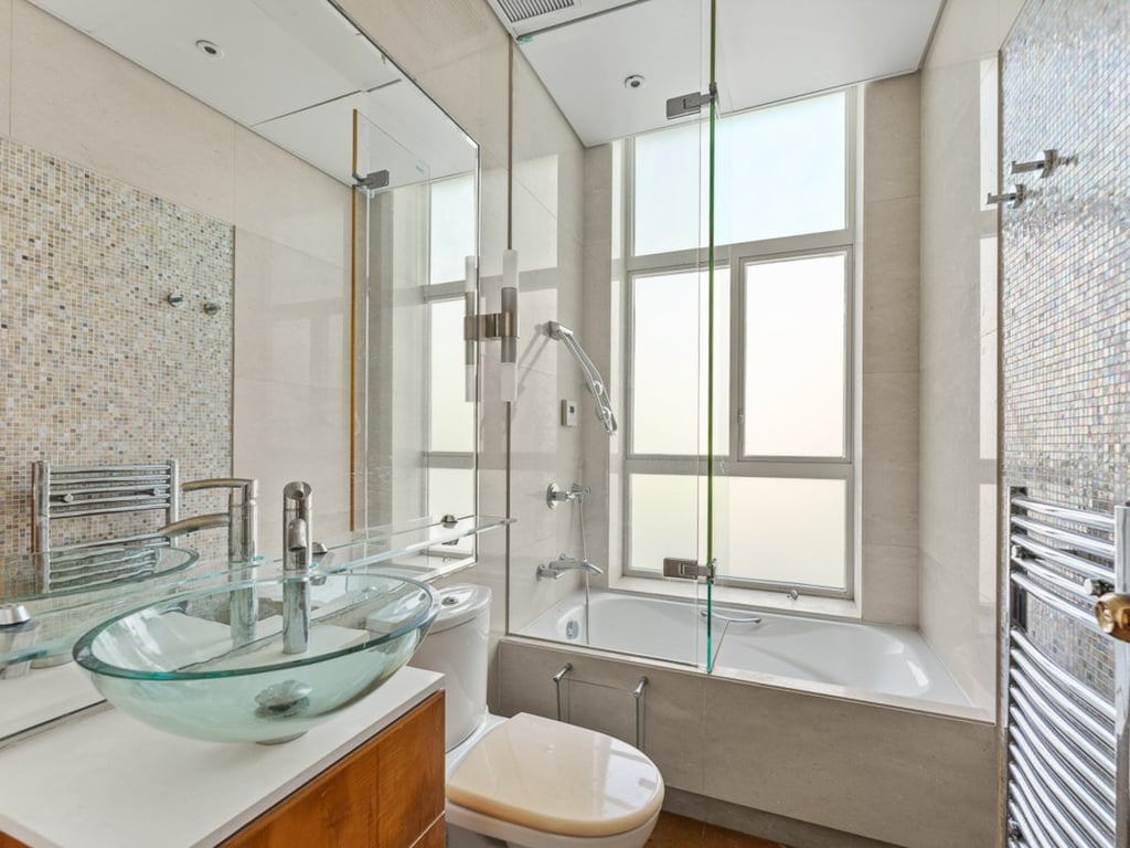 https://img.propertyraptor.com/cdn-cgi/imagedelivery/KD5bF_AFL0JDTbKLWF7z9g/ap8/ap8_001/hornet/prp/img/40305dc7778f3fda16d329961d215498.jpg/public