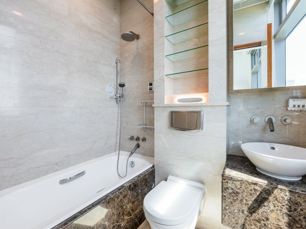 https://img.propertyraptor.com/cdn-cgi/imagedelivery/KD5bF_AFL0JDTbKLWF7z9g/ap8/ap8_001/hornet/prp/img/403157a5eaab6631bc7c2cfed5912ec9.jpg/public