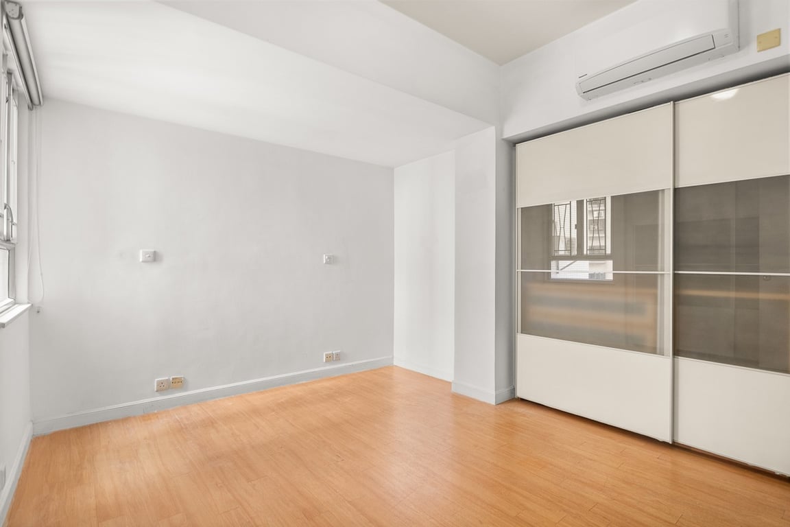 https://img.propertyraptor.com/cdn-cgi/imagedelivery/KD5bF_AFL0JDTbKLWF7z9g/ap8/ap8_001/hornet/prp/img/405c51ca12ab7b43ce52b0977f0cd45f-wtm.jpg/public