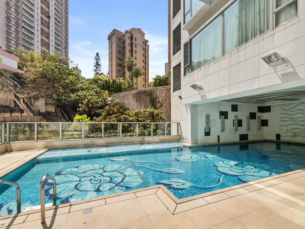 https://img.propertyraptor.com/cdn-cgi/imagedelivery/KD5bF_AFL0JDTbKLWF7z9g/ap8/ap8_001/hornet/prp/img/410dc07e3808351e8a42321659d4d375.jpg/public