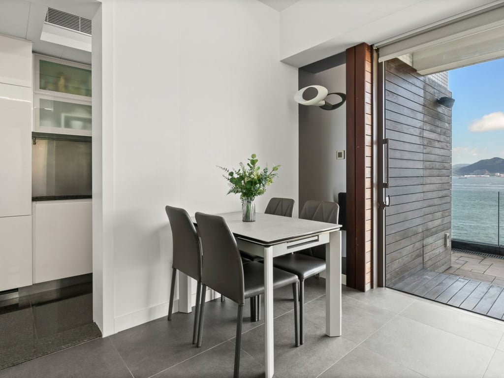 https://img.propertyraptor.com/cdn-cgi/imagedelivery/KD5bF_AFL0JDTbKLWF7z9g/ap8/ap8_001/hornet/prp/img/4206f355a76c76a681568f1e53e08dfd.jpg/public
