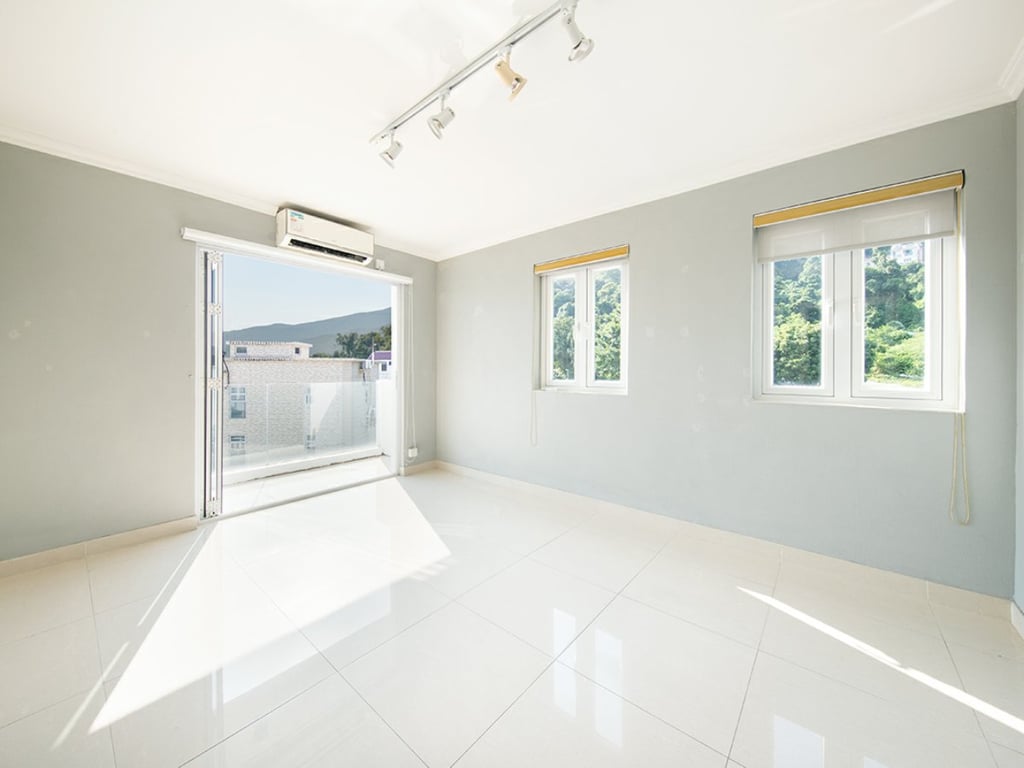 https://img.propertyraptor.com/cdn-cgi/imagedelivery/KD5bF_AFL0JDTbKLWF7z9g/ap8/ap8_001/hornet/prp/img/424a719e991580fdcd81add5b7b49785.jpg/public