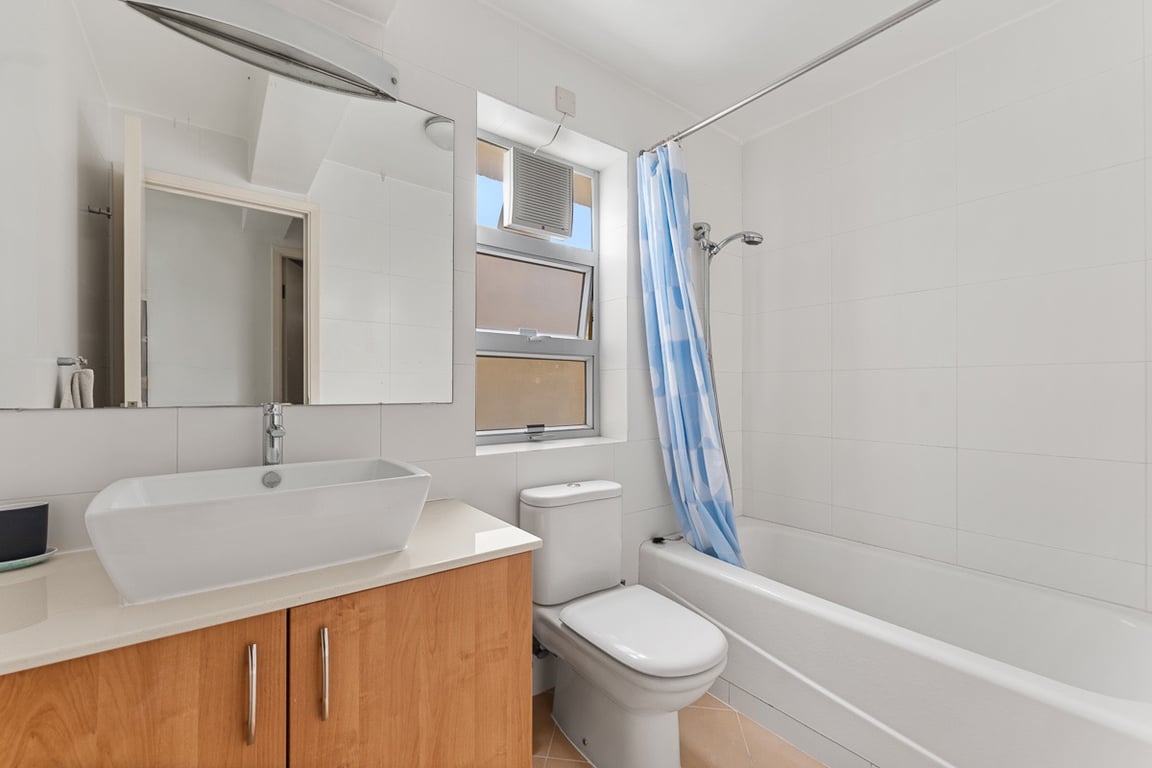 https://img.propertyraptor.com/cdn-cgi/imagedelivery/KD5bF_AFL0JDTbKLWF7z9g/ap8/ap8_001/hornet/prp/img/430d2943c4f088fb523ef00c0230be5e-wtm.jpg/public