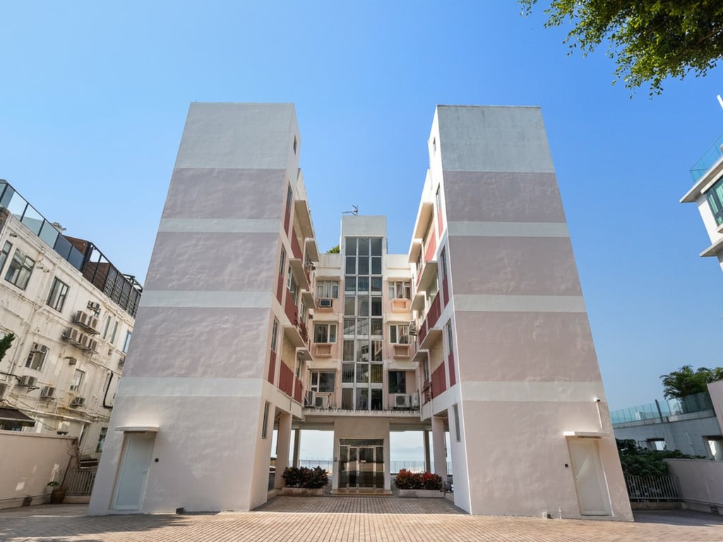 https://img.propertyraptor.com/cdn-cgi/imagedelivery/KD5bF_AFL0JDTbKLWF7z9g/ap8/ap8_001/hornet/prp/img/430f2960ec01d53d9ea9f528db243038.jpg/public
