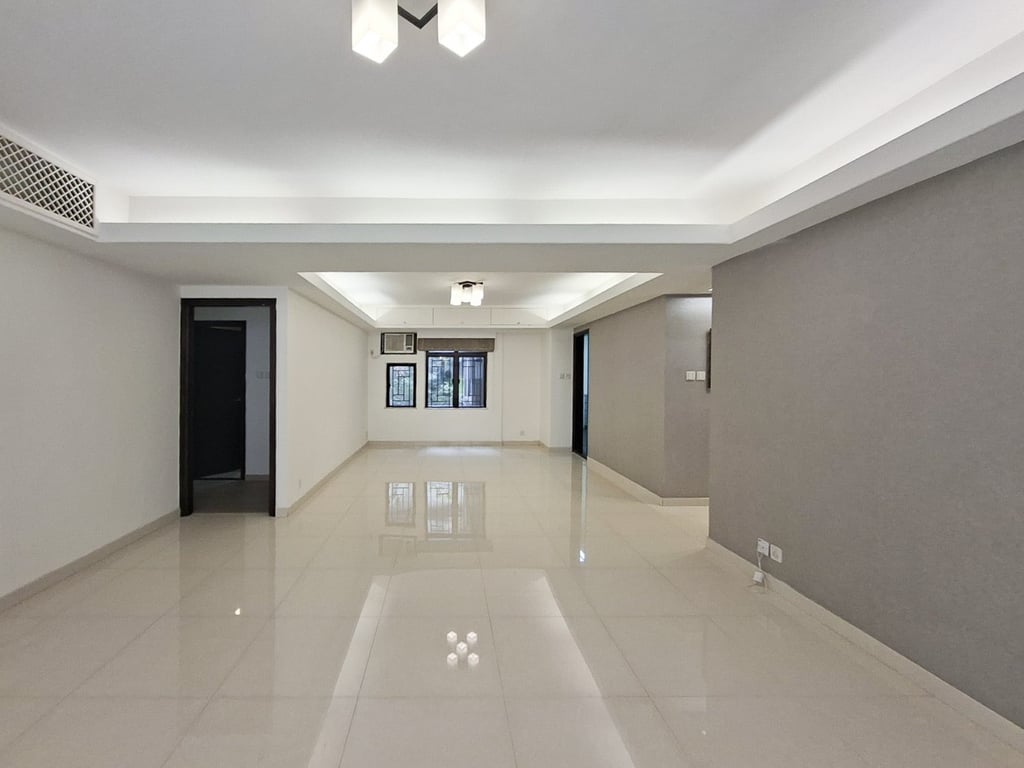 https://img.propertyraptor.com/cdn-cgi/imagedelivery/KD5bF_AFL0JDTbKLWF7z9g/ap8/ap8_001/hornet/prp/img/431c9e2f8eb36af3723c088ffced3c3c-wtm.jpg/public