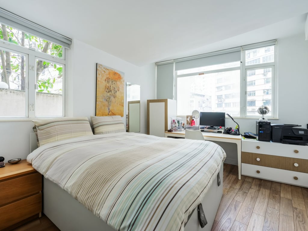 https://img.propertyraptor.com/cdn-cgi/imagedelivery/KD5bF_AFL0JDTbKLWF7z9g/ap8/ap8_001/hornet/prp/img/4321f8224cb92688417e16869a72e3ca.jpg/public