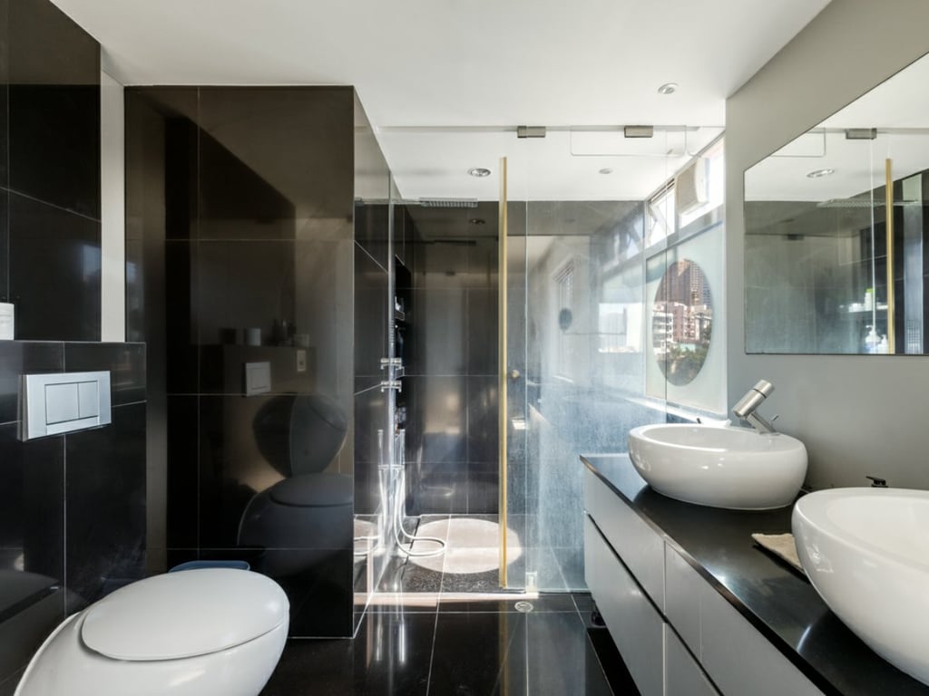 https://img.propertyraptor.com/cdn-cgi/imagedelivery/KD5bF_AFL0JDTbKLWF7z9g/ap8/ap8_001/hornet/prp/img/43d4015ae0e25babd17b9d07b23008c1.jpg/public