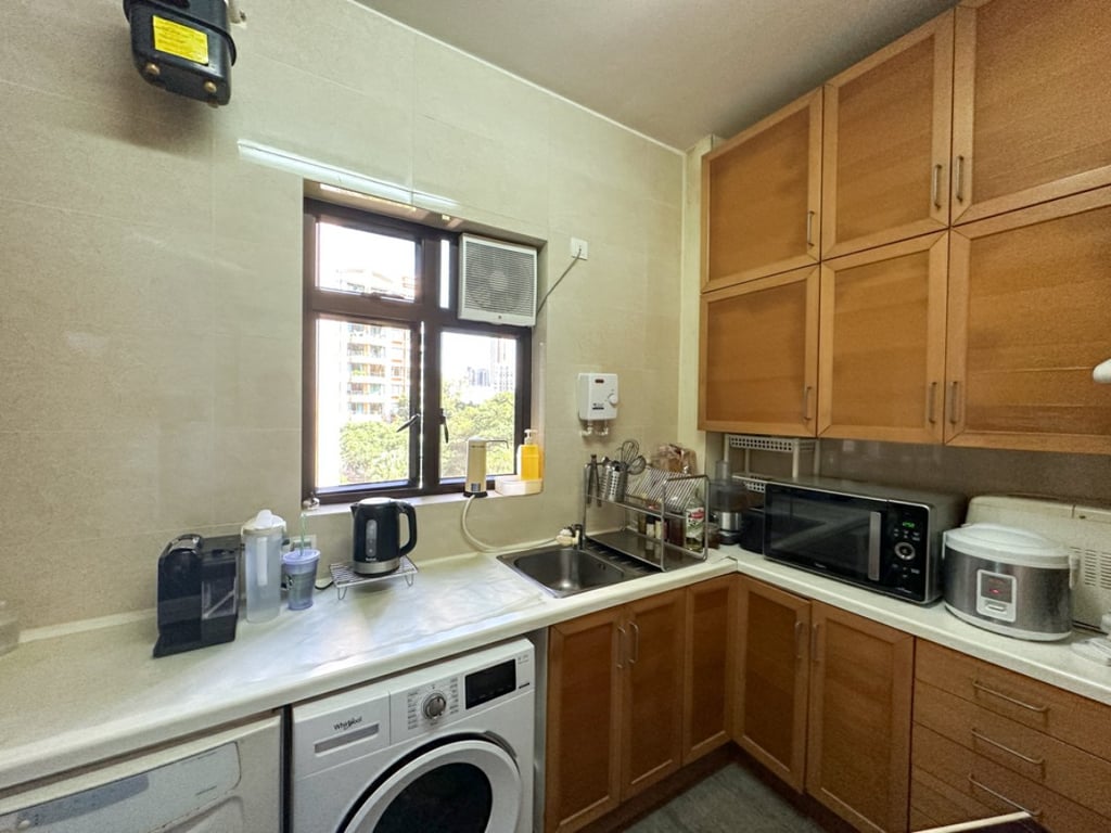 https://img.propertyraptor.com/cdn-cgi/imagedelivery/KD5bF_AFL0JDTbKLWF7z9g/ap8/ap8_001/hornet/prp/img/4432bf76258b761aec333273317eae53.jpg/public