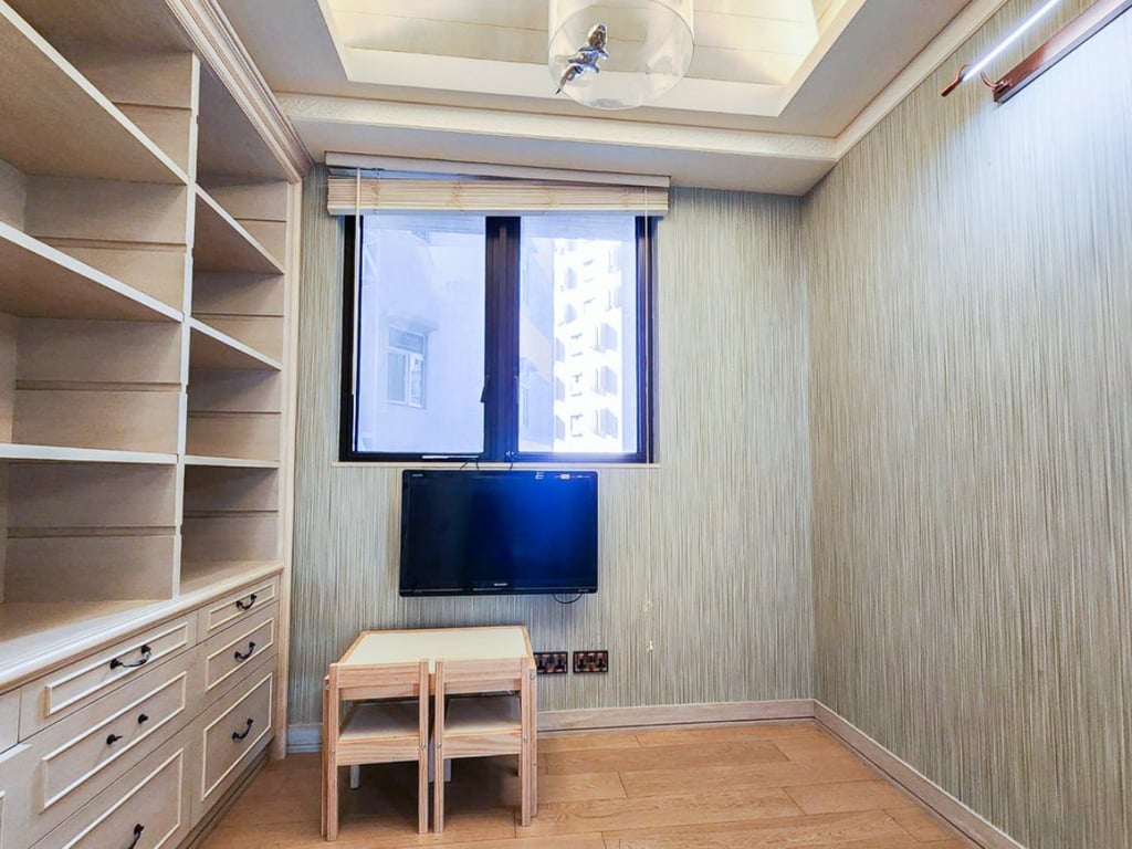 https://img.propertyraptor.com/cdn-cgi/imagedelivery/KD5bF_AFL0JDTbKLWF7z9g/ap8/ap8_001/hornet/prp/img/445e7ca0bff8c8f77e4c8207eabadc1e.jpg/public