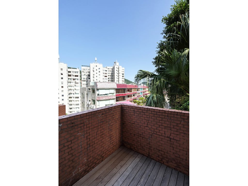 https://img.propertyraptor.com/cdn-cgi/imagedelivery/KD5bF_AFL0JDTbKLWF7z9g/ap8/ap8_001/hornet/prp/img/44747bec68d833efed6e22f396432b46.jpg/public