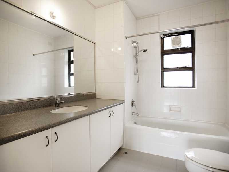 https://img.propertyraptor.com/cdn-cgi/imagedelivery/KD5bF_AFL0JDTbKLWF7z9g/ap8/ap8_001/hornet/prp/img/4477fdb4ae20420a041ef444e76d6d31.jpg/public