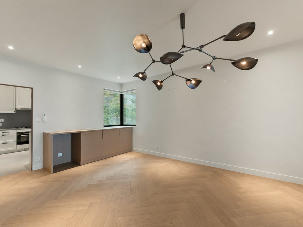 https://img.propertyraptor.com/cdn-cgi/imagedelivery/KD5bF_AFL0JDTbKLWF7z9g/ap8/ap8_001/hornet/prp/img/44df7bab53e27ff3808d6342d0495423.jpg/public