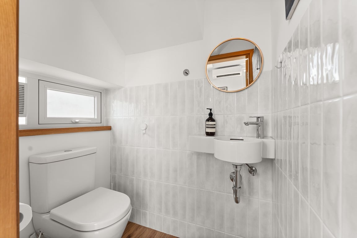 https://img.propertyraptor.com/cdn-cgi/imagedelivery/KD5bF_AFL0JDTbKLWF7z9g/ap8/ap8_001/hornet/prp/img/44fbb0a6fcabb929a9fa337875050298-wtm.jpg/public