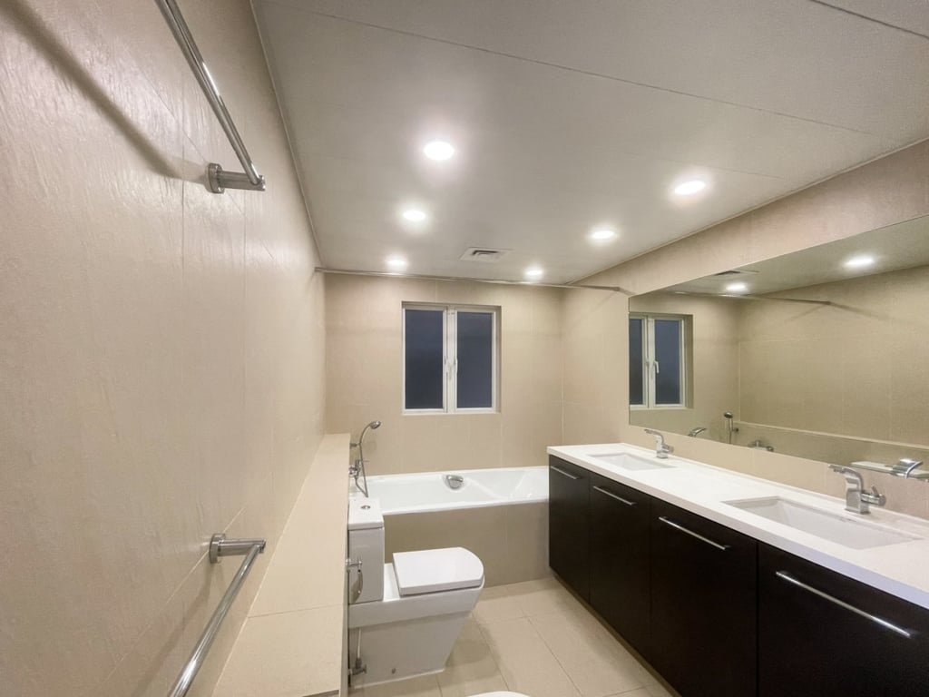 https://img.propertyraptor.com/cdn-cgi/imagedelivery/KD5bF_AFL0JDTbKLWF7z9g/ap8/ap8_001/hornet/prp/img/452e4de8fc50778ede2759a7a02a38ce.jpg/public