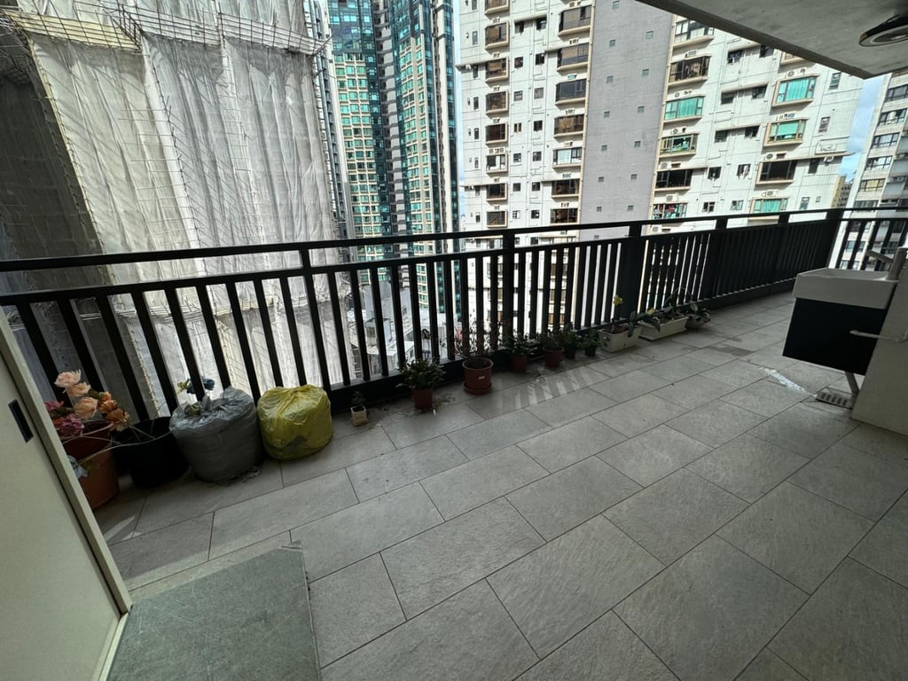 https://img.propertyraptor.com/cdn-cgi/imagedelivery/KD5bF_AFL0JDTbKLWF7z9g/ap8/ap8_001/hornet/prp/img/45a394ce666c965973a8d74950126119-wtm.jpg/public