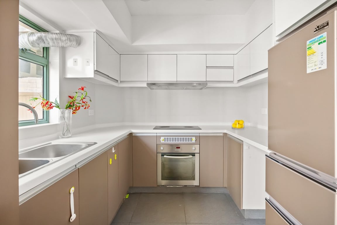https://img.propertyraptor.com/cdn-cgi/imagedelivery/KD5bF_AFL0JDTbKLWF7z9g/ap8/ap8_001/hornet/prp/img/4608995ad793bde48f48adf2372f28fc-wtm.jpg/public