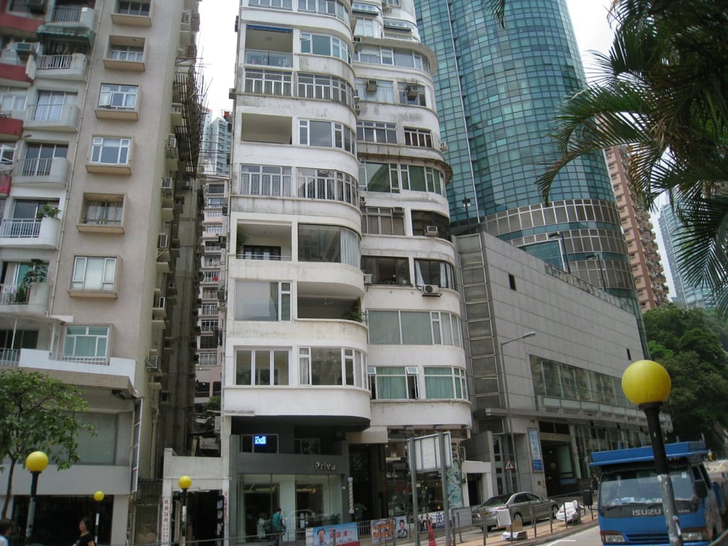 https://img.propertyraptor.com/cdn-cgi/imagedelivery/KD5bF_AFL0JDTbKLWF7z9g/ap8/ap8_001/hornet/prp/img/4611e1aaa9ecd980ee2147197edde87e.jpg/public