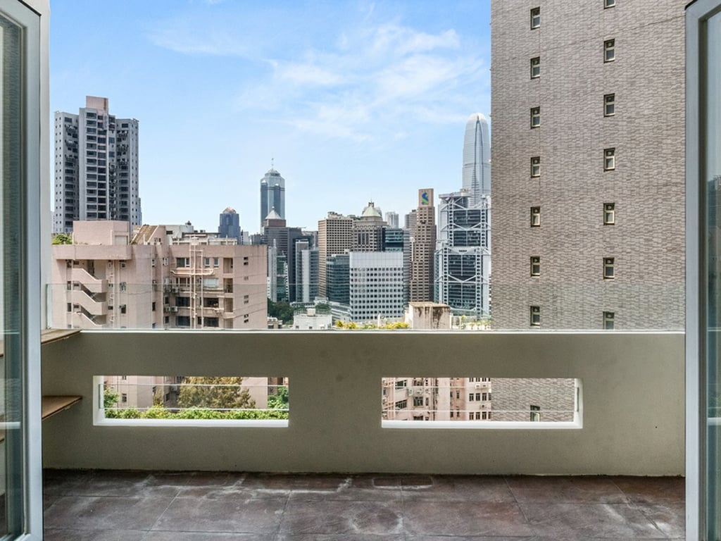 https://img.propertyraptor.com/cdn-cgi/imagedelivery/KD5bF_AFL0JDTbKLWF7z9g/ap8/ap8_001/hornet/prp/img/4641e70bb0a7c5b62c6623597d424618.jpg/public