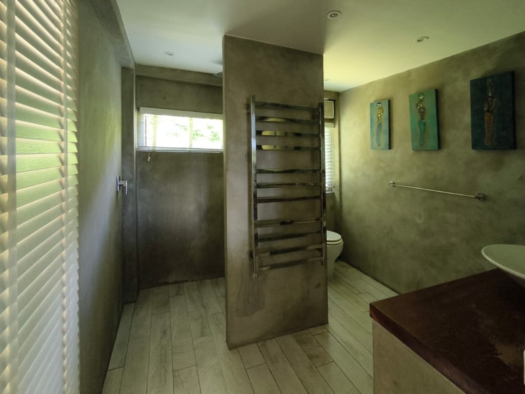 https://img.propertyraptor.com/cdn-cgi/imagedelivery/KD5bF_AFL0JDTbKLWF7z9g/ap8/ap8_001/hornet/prp/img/467f2f5cce4f8610e0ef2d2595c4a17a.jpg/public
