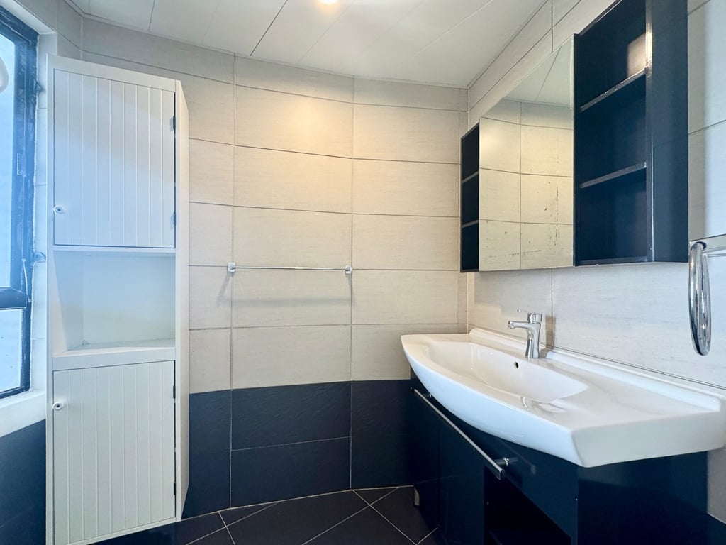 https://img.propertyraptor.com/cdn-cgi/imagedelivery/KD5bF_AFL0JDTbKLWF7z9g/ap8/ap8_001/hornet/prp/img/471ea10a4b901f9ff1dd5fa9a359bf8b-wtm.jpg/public
