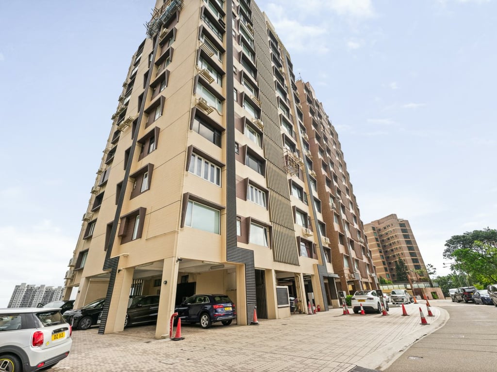 https://img.propertyraptor.com/cdn-cgi/imagedelivery/KD5bF_AFL0JDTbKLWF7z9g/ap8/ap8_001/hornet/prp/img/47261d56bedd03003b213becf014cf00.jpg/public