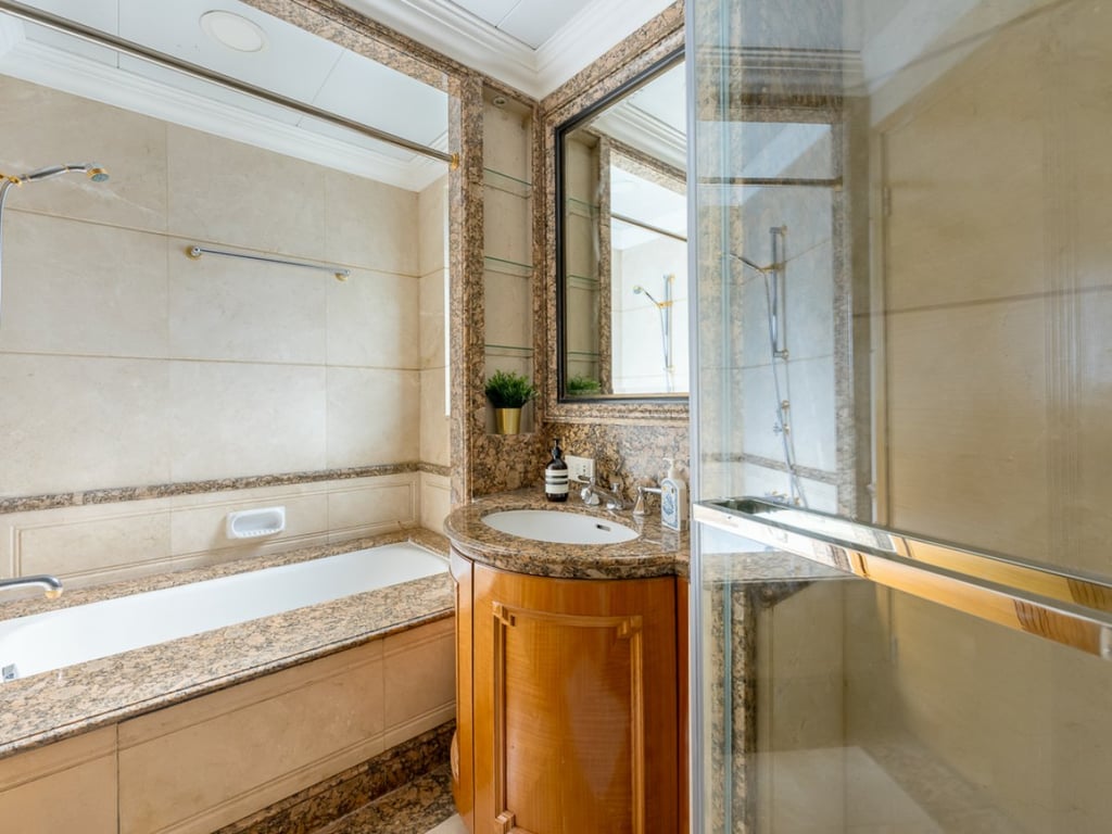https://img.propertyraptor.com/cdn-cgi/imagedelivery/KD5bF_AFL0JDTbKLWF7z9g/ap8/ap8_001/hornet/prp/img/472e80a9198b14b6b5eb6c83c503f8d6.jpg/public