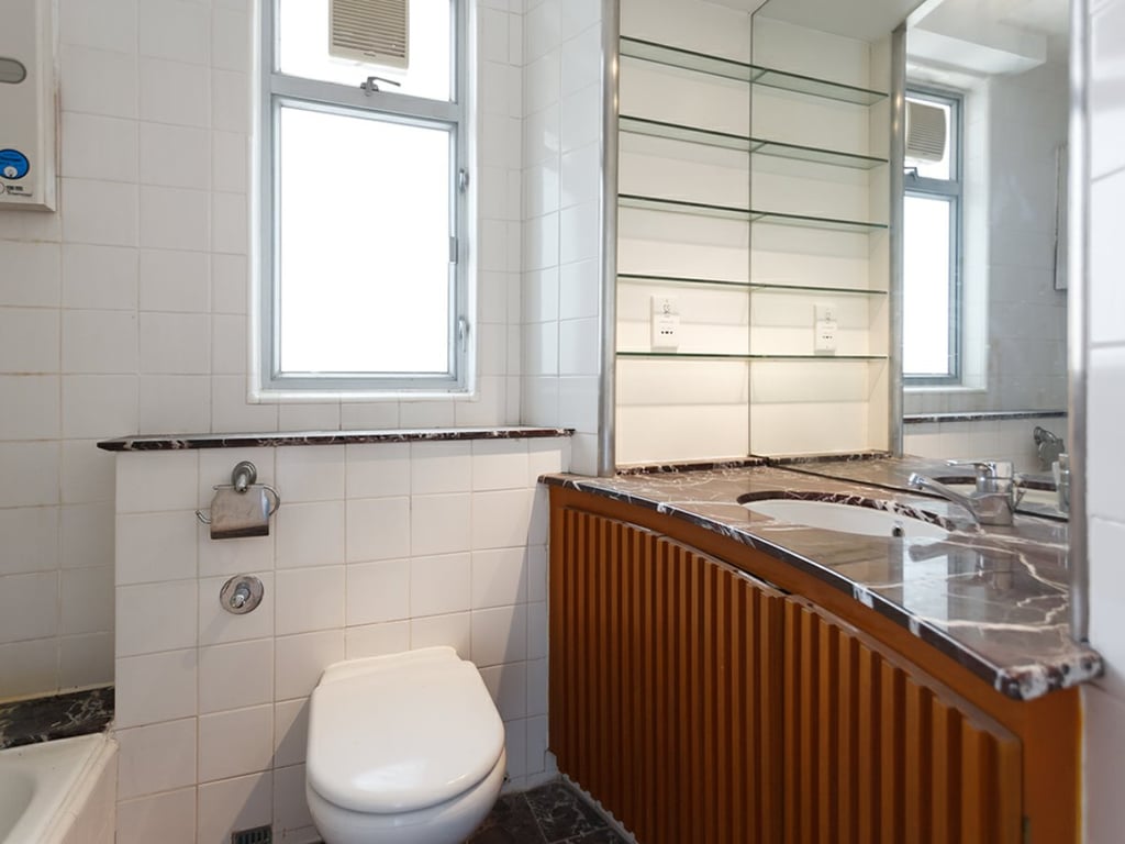 https://img.propertyraptor.com/cdn-cgi/imagedelivery/KD5bF_AFL0JDTbKLWF7z9g/ap8/ap8_001/hornet/prp/img/4743952c9111ceb240ab3c5a2458da35.jpg/public