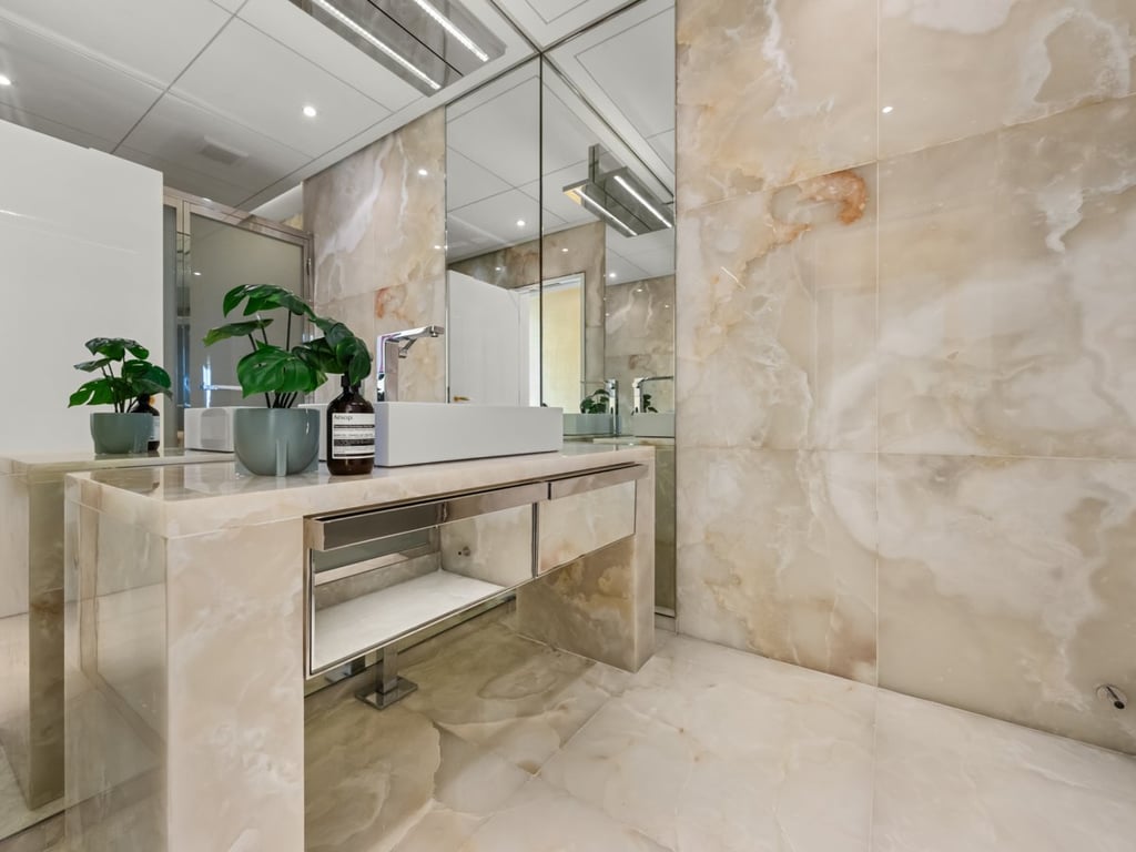 https://img.propertyraptor.com/cdn-cgi/imagedelivery/KD5bF_AFL0JDTbKLWF7z9g/ap8/ap8_001/hornet/prp/img/4754c8732edc1bfc7af8f3f3ad27d945.jpg/public