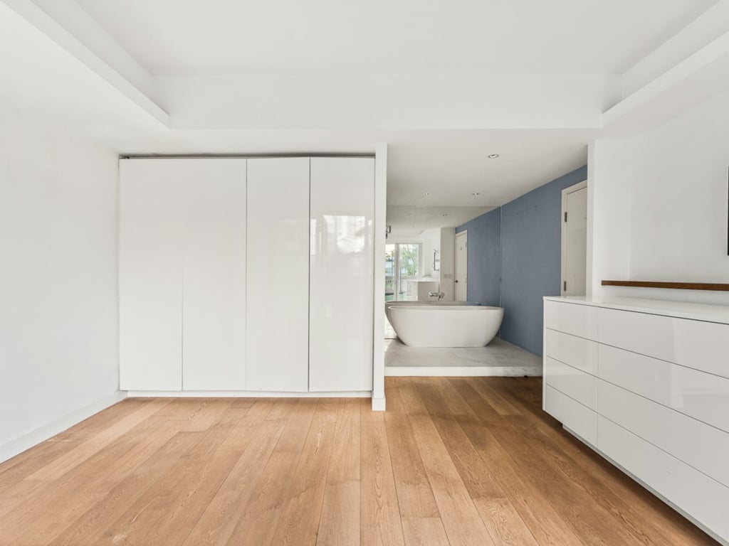 https://img.propertyraptor.com/cdn-cgi/imagedelivery/KD5bF_AFL0JDTbKLWF7z9g/ap8/ap8_001/hornet/prp/img/478296517afcf1c8147f9a8f8bb2e031.jpg/public