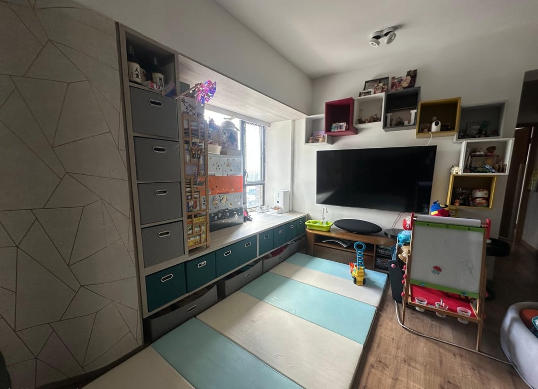 https://img.propertyraptor.com/cdn-cgi/imagedelivery/KD5bF_AFL0JDTbKLWF7z9g/ap8/ap8_001/hornet/prp/img/47a5b121f3939e6e7f0bdb5d1fe00135-wtm.jpg/public