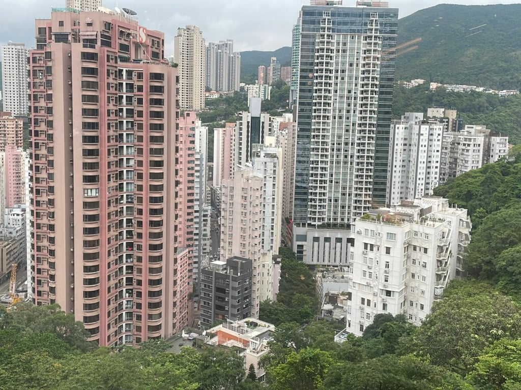 https://img.propertyraptor.com/cdn-cgi/imagedelivery/KD5bF_AFL0JDTbKLWF7z9g/ap8/ap8_001/hornet/prp/img/47aba3b356bb7fe5fdac2bf2b0a06e78.jpg/public