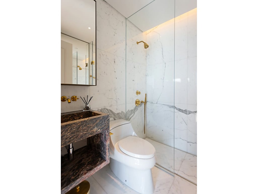 https://img.propertyraptor.com/cdn-cgi/imagedelivery/KD5bF_AFL0JDTbKLWF7z9g/ap8/ap8_001/hornet/prp/img/47d3924ab092b0a071812f0ff012494a.jpg/public