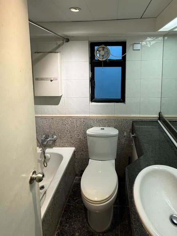 https://img.propertyraptor.com/cdn-cgi/imagedelivery/KD5bF_AFL0JDTbKLWF7z9g/ap8/ap8_001/hornet/prp/img/47e10b0f80226bec8f56a14249b93be2-wtm.jpg/public