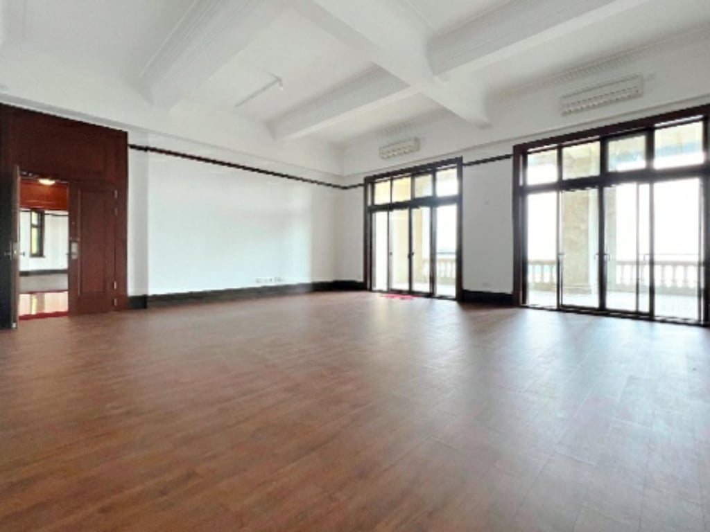 https://img.propertyraptor.com/cdn-cgi/imagedelivery/KD5bF_AFL0JDTbKLWF7z9g/ap8/ap8_001/hornet/prp/img/480bba3479dffcdf236303c1d6c9e064.jpg/public