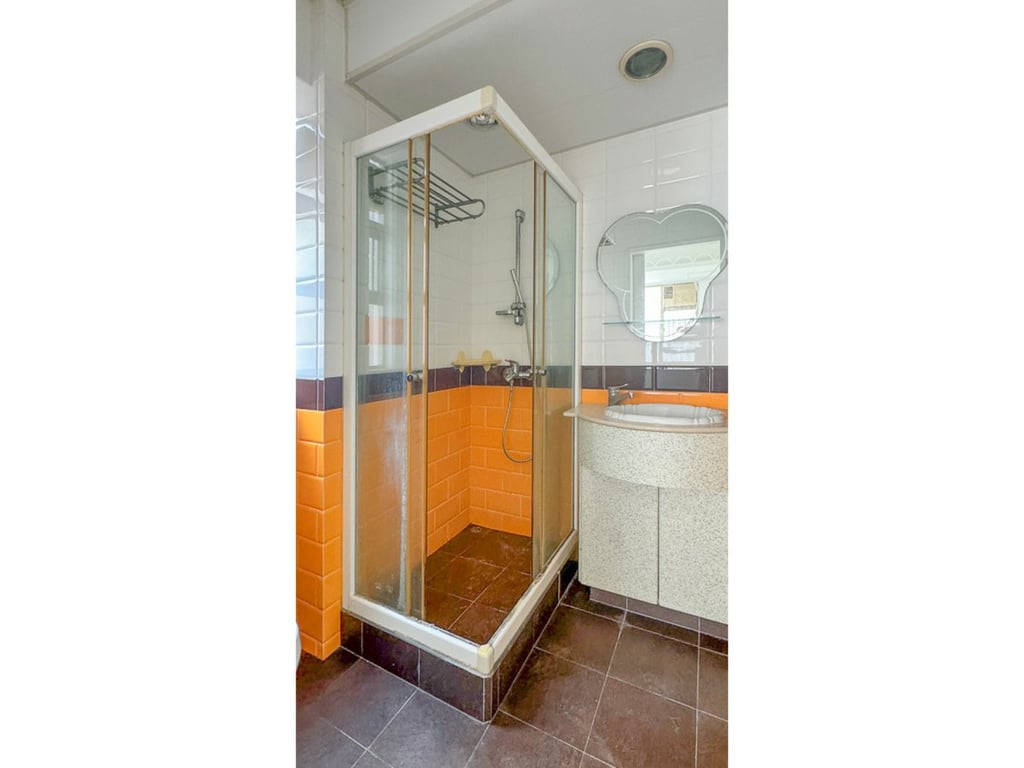 https://img.propertyraptor.com/cdn-cgi/imagedelivery/KD5bF_AFL0JDTbKLWF7z9g/ap8/ap8_001/hornet/prp/img/4865ecbb0127783e6b5a1d3212cbcaaf.jpg/public