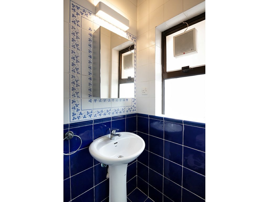 https://img.propertyraptor.com/cdn-cgi/imagedelivery/KD5bF_AFL0JDTbKLWF7z9g/ap8/ap8_001/hornet/prp/img/488291a2a9b7be85de08933cf7c3eb99.jpg/public