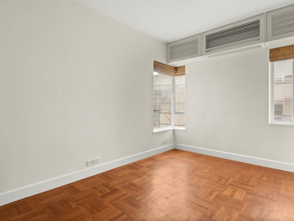 https://img.propertyraptor.com/cdn-cgi/imagedelivery/KD5bF_AFL0JDTbKLWF7z9g/ap8/ap8_001/hornet/prp/img/488767958d5e591a598f06cfdbf763bd.jpg/public