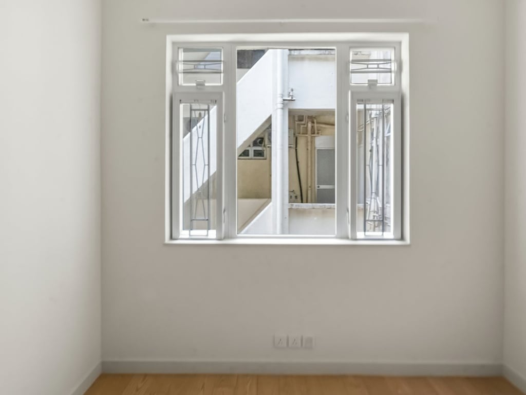 https://img.propertyraptor.com/cdn-cgi/imagedelivery/KD5bF_AFL0JDTbKLWF7z9g/ap8/ap8_001/hornet/prp/img/4897420a8ace9446db44b4520fe8b6b7.jpg/public