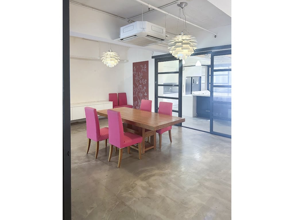 https://img.propertyraptor.com/cdn-cgi/imagedelivery/KD5bF_AFL0JDTbKLWF7z9g/ap8/ap8_001/hornet/prp/img/48b2f9eab8d3db6658e71fd8d38e8f35.jpg/public