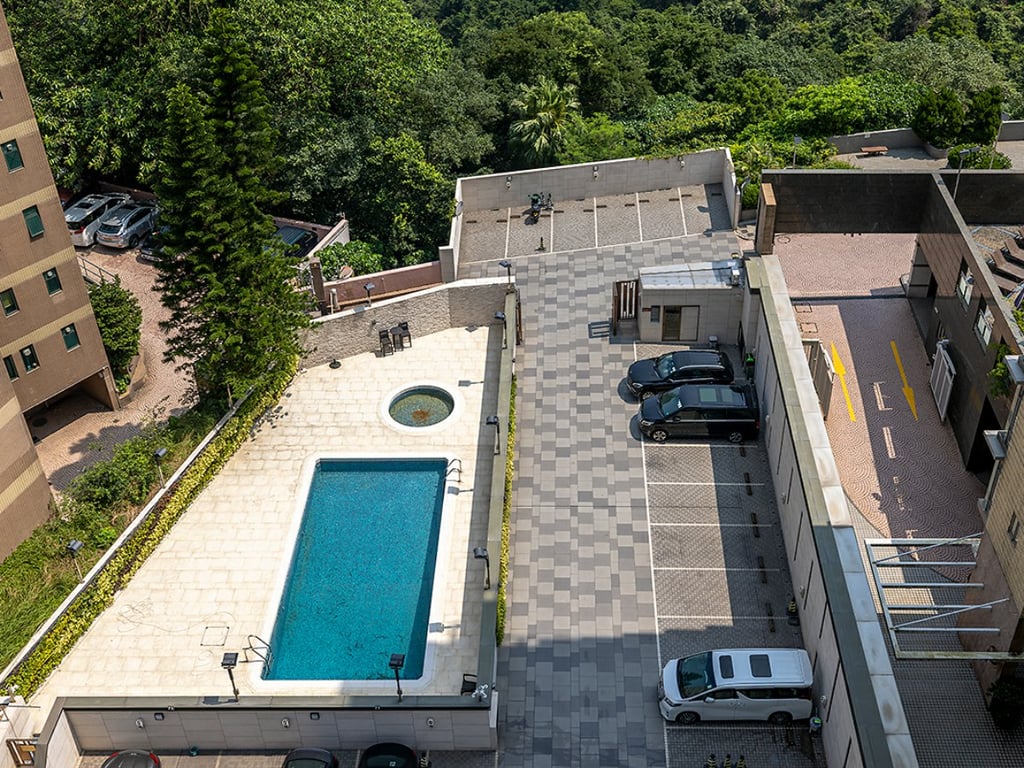 https://img.propertyraptor.com/cdn-cgi/imagedelivery/KD5bF_AFL0JDTbKLWF7z9g/ap8/ap8_001/hornet/prp/img/48f3c761fef7ea9cbd5ab83687b7253c.jpg/public
