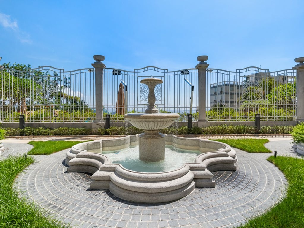 https://img.propertyraptor.com/cdn-cgi/imagedelivery/KD5bF_AFL0JDTbKLWF7z9g/ap8/ap8_001/hornet/prp/img/494dea87b832881b509de2dd8cf4b227.jpg/public
