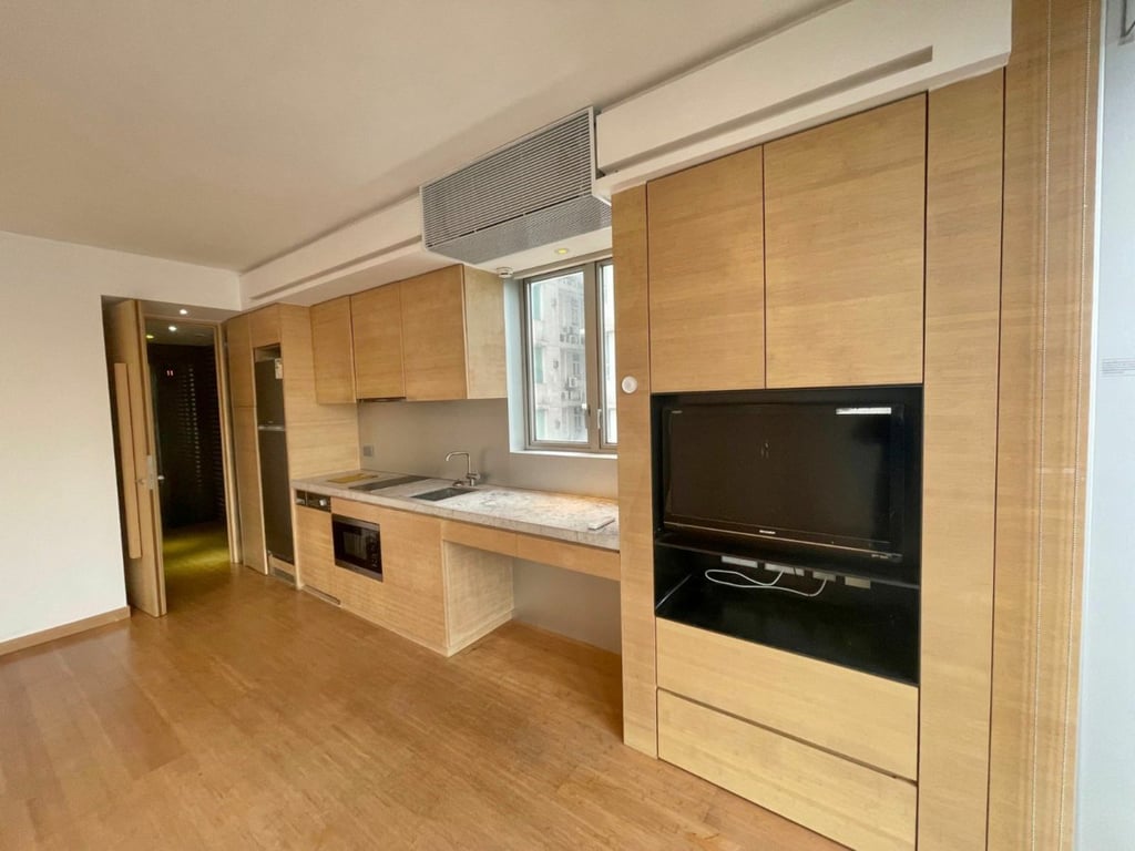 https://img.propertyraptor.com/cdn-cgi/imagedelivery/KD5bF_AFL0JDTbKLWF7z9g/ap8/ap8_001/hornet/prp/img/4a2327518e39ab758d7c1016560e6c0b.jpg/public