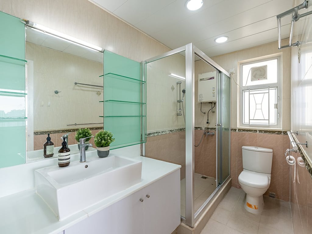 https://img.propertyraptor.com/cdn-cgi/imagedelivery/KD5bF_AFL0JDTbKLWF7z9g/ap8/ap8_001/hornet/prp/img/4a660544b90a820158610168b4cffad7.jpg/public