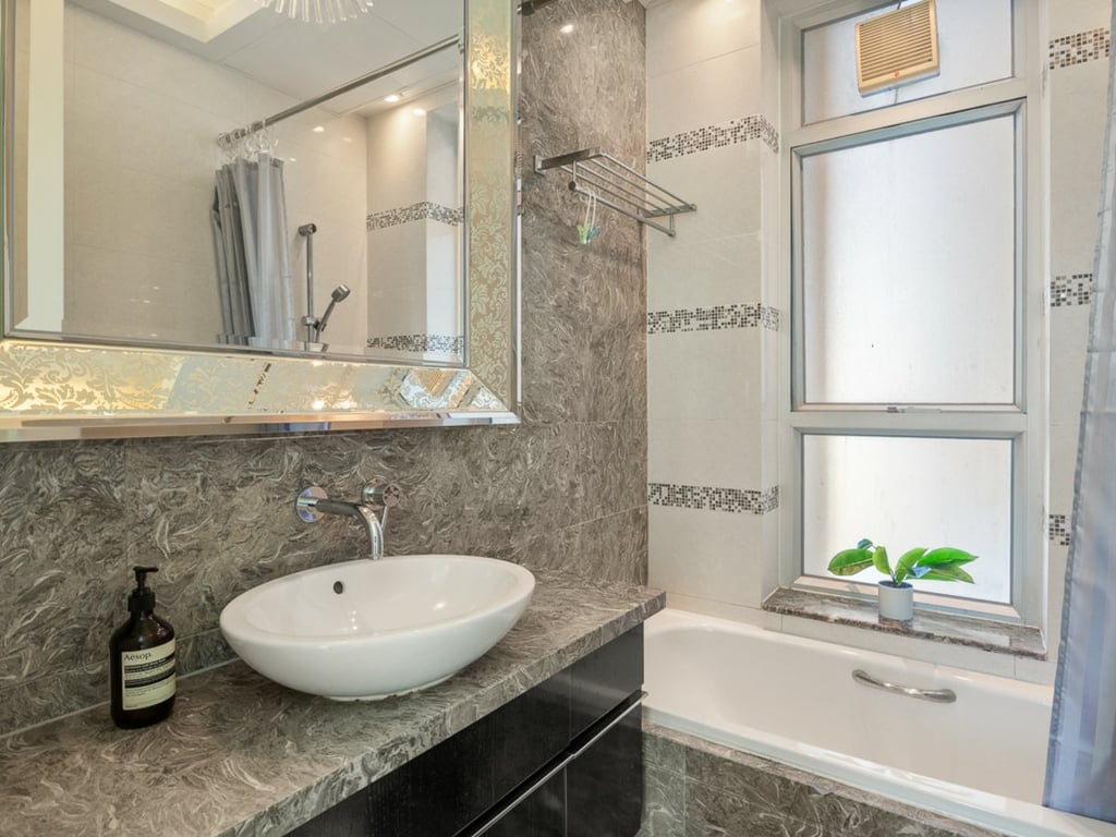 https://img.propertyraptor.com/cdn-cgi/imagedelivery/KD5bF_AFL0JDTbKLWF7z9g/ap8/ap8_001/hornet/prp/img/4a880074ee0017fe701e8ba170e82a6c.jpg/public