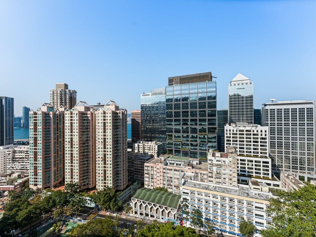 https://img.propertyraptor.com/cdn-cgi/imagedelivery/KD5bF_AFL0JDTbKLWF7z9g/ap8/ap8_001/hornet/prp/img/4a8e0409ce886ef60471f875778e4581.jpg/public