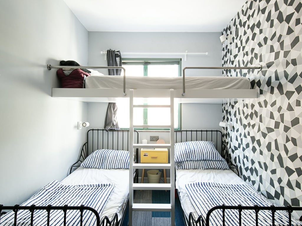 https://img.propertyraptor.com/cdn-cgi/imagedelivery/KD5bF_AFL0JDTbKLWF7z9g/ap8/ap8_001/hornet/prp/img/4ab5a8236070a2ea0a5fa4c42cf454fc.jpg/public