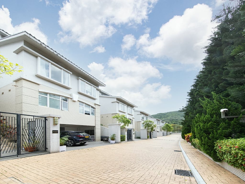 https://img.propertyraptor.com/cdn-cgi/imagedelivery/KD5bF_AFL0JDTbKLWF7z9g/ap8/ap8_001/hornet/prp/img/4ace96d74479b9474be8e7192faf61ef.jpg/public