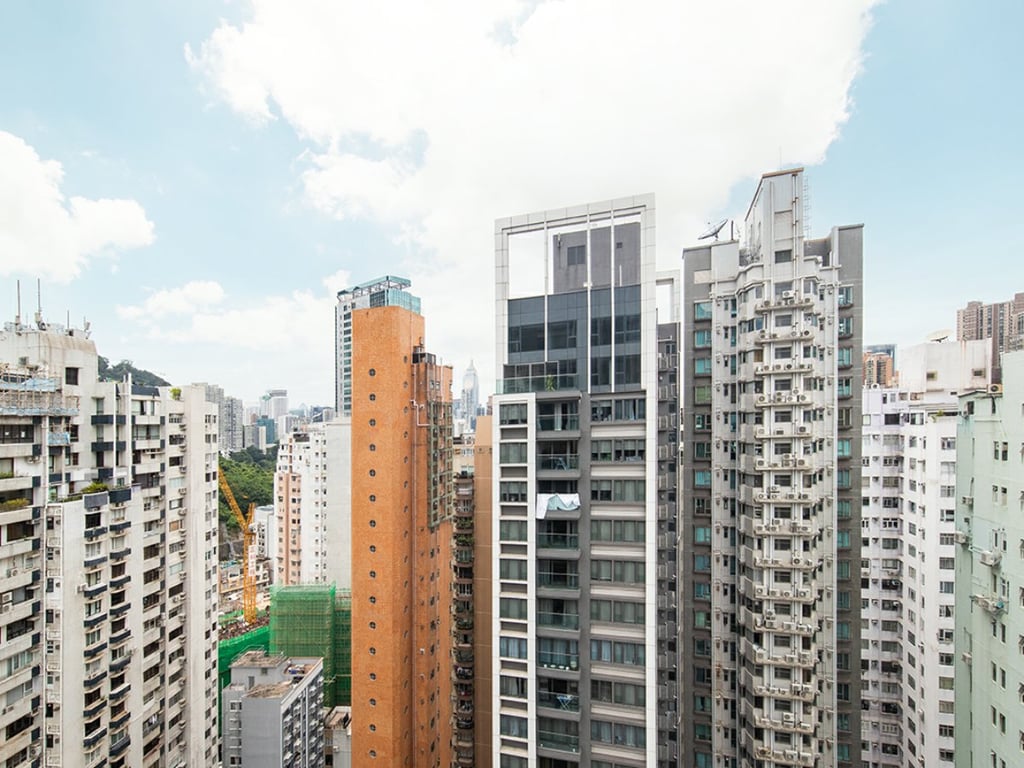https://img.propertyraptor.com/cdn-cgi/imagedelivery/KD5bF_AFL0JDTbKLWF7z9g/ap8/ap8_001/hornet/prp/img/4ae54860693da2a8a199b018c838df69.jpg/public